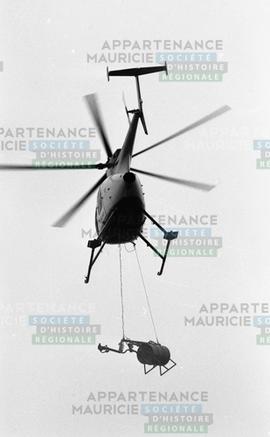 Hélicoptère avec un baril