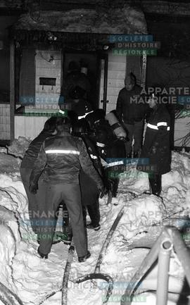 Secours devant la maison