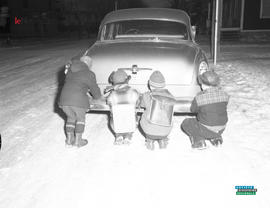 001 - Enfants qui poussent une voiture