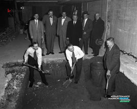 001 - Des hommes pellettent