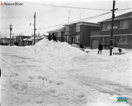 002 - Enfants jouant dans la neige