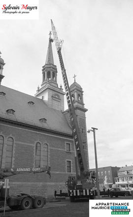 Grue près d'une église
