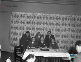 001 - Groupe d'hommes