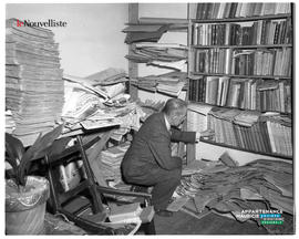 001 - Homme avec documents
