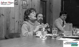 Personnes à une table