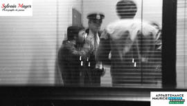 Homme avec des policiers