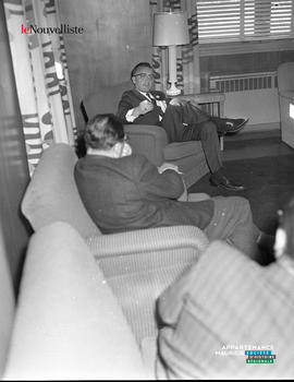 003 - Hommes sur un fauteuil