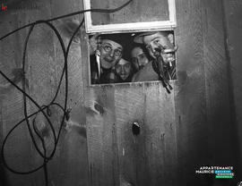 003 - Personnes dans une cabane