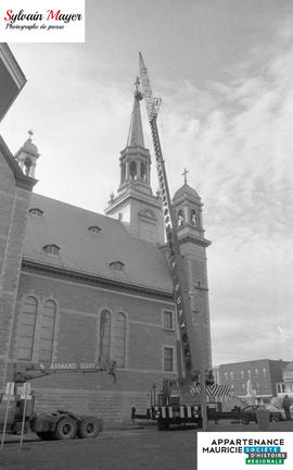 Grue près d'une église