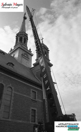 Grue près d'une église
