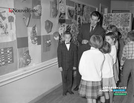 001 - Discussion devant une exposition