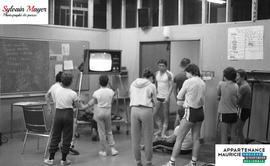 Personnes regardant une télévision