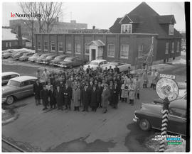 001 - Groupe d'hommes dehors