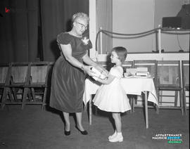 003 - Une femme et une petite-fille