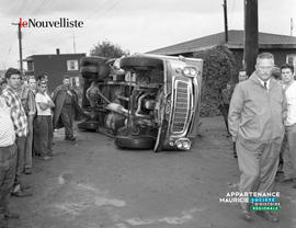 003 - Camion de Labatt 50 renversé