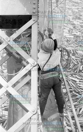 Personne sur la structure du pont