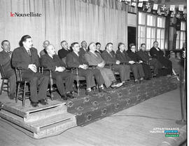 019 - Groupe d'hommes assis