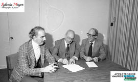 Hommes à un bureau