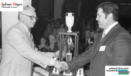 Personnes avec un trophée