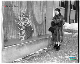 002 - Femme devant une vitrine