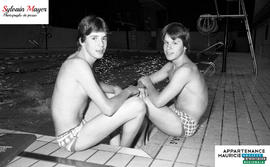 Personnes sur le bord de la piscine