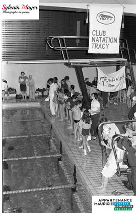Personnes sur le bord de la piscine