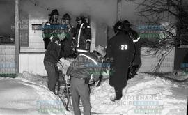 Secours préparant une civière