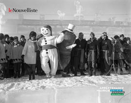 013 - Groupe avec mascottes