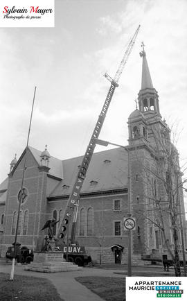 Grue près d'une église