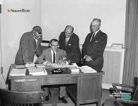010 - Groupe d'hommes