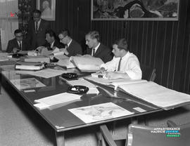 001 - Hommes assis à une table