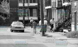 Policiers sur un trottoir