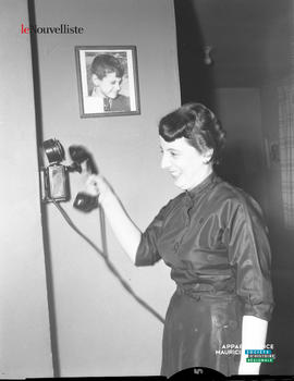 004 - Femme téléphone