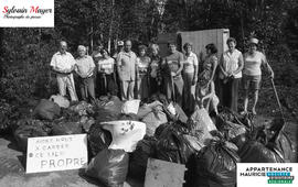 Personnes avec des sacs poubelles