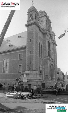 Personnes près d'une église