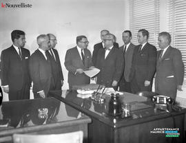 001 - Groupe d'hommes
