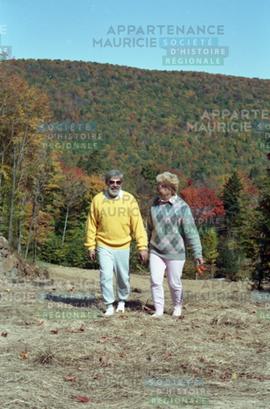 Couple marchant