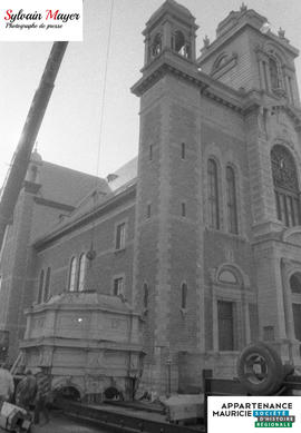 Personnes près d'une église