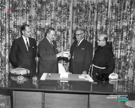 001 - Groupe d'hommes