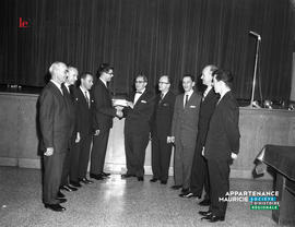 001 - Groupe d'hommes
