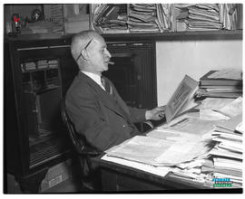 003 - Homme dans son bureau