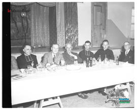 015 - Personnes à une table