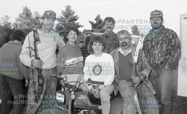 Personnes autour d'un trois-roues