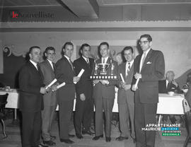 001 - Groupe d'hommes avec trophée
