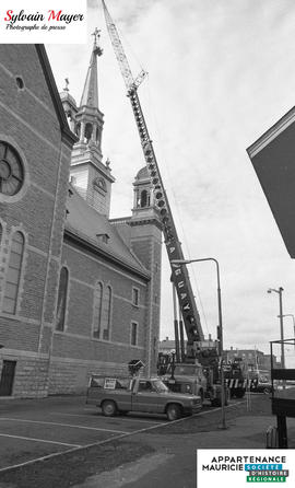 Grue près d'une église