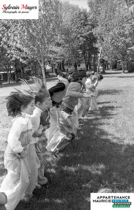 Jeunes jouant dehors