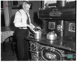 001 - Homme dans une cuisine