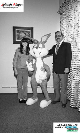Personnes avec une mascotte