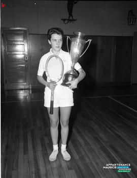 001 - Jeune fille avec trophées