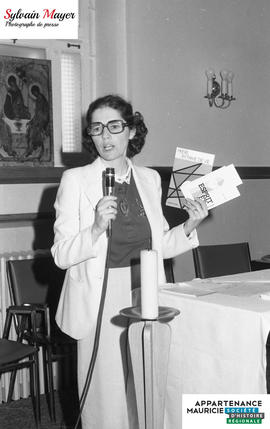 Femme tenant des livres